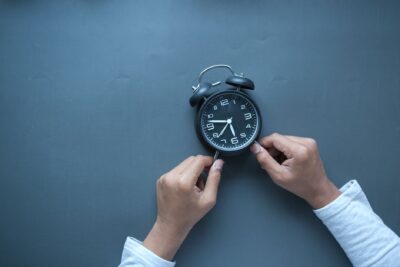 Apprendre à lire l’heure en jouant : des jeux par classe pour le passage à l’heure d’hiver