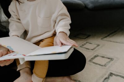 Prix du livre pour les bébés 2026 : Sur le sable récompensé, et pourquoi lire avant 3 ans, c’est jouer