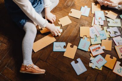 Jouer et lire avec son tout-petit mobilise plus son cerveau qu&rsquo;un film, selon une étude