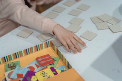Slambo, La Forêt des Ombres, Sticky : les jeux de société d&rsquo;octobre qui font apprendre en jouant